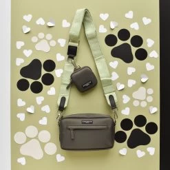 Luxe Dog Walking Bag Bundle - Sage Heart 14 Luxe Dog Walking Bag Bundle - Sage Heart -Cocopup London DSC 8933 e590c2d8 28c1 4cd2 8d0e ca2fe8a4b6cd